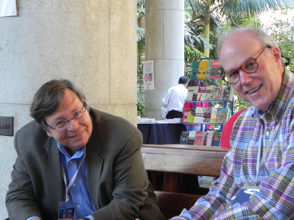 チャールズ・ルイス（左）とビル・ビューゼンバーグ（右）2013年10月ブラジルで開かれた国際調査報道会議にて　撮影：立岩陽一郎