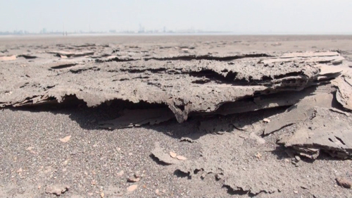 レアアース湖岸の土は層のようになっていた （2013年5月22日）