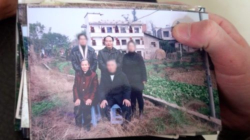 母親らと実家の前で撮った雷元書記の写真
