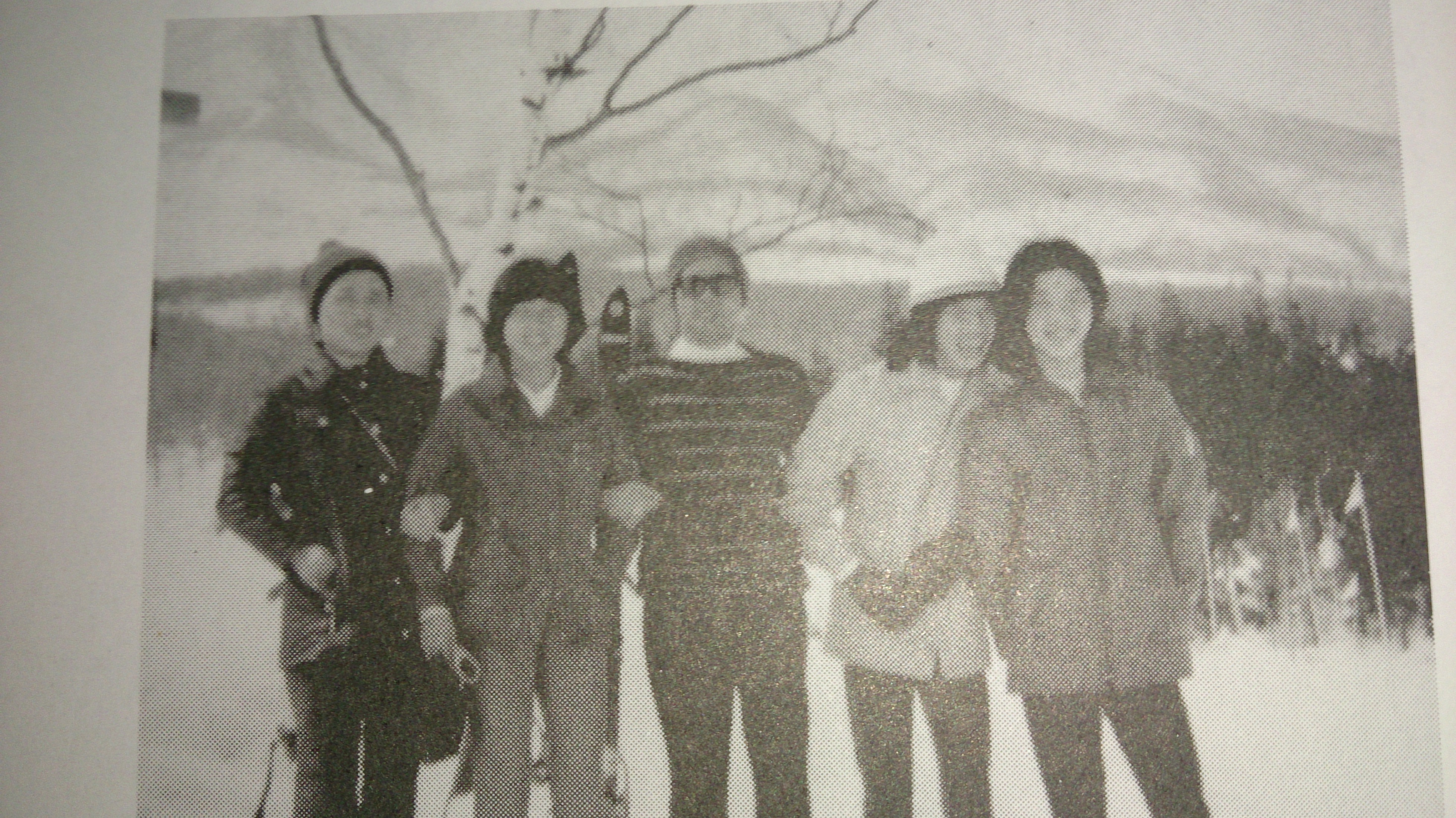 思い出の家族スキー。左から、母、妹、父、筆者、薫氏。赤倉温泉スキー場にて1975年