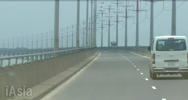 日本の円借款で建設されたジャムナ川の多目的橋。カイルルはこの橋を渡ってダッカに向かったのだろうか。2016年7月撮影宮崎紀秀