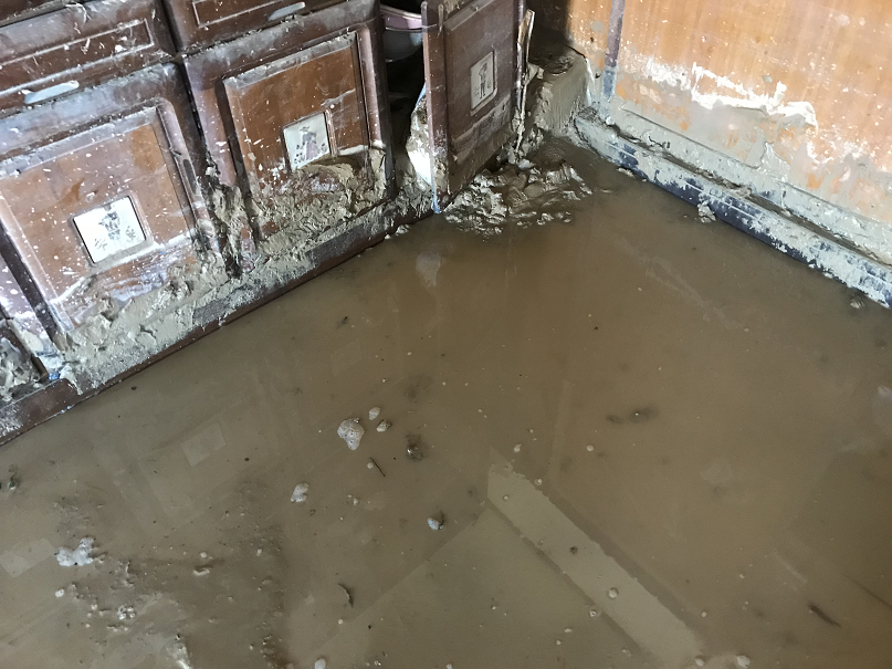 台所の壁から湧き出してきた水で、床は水浸しになった